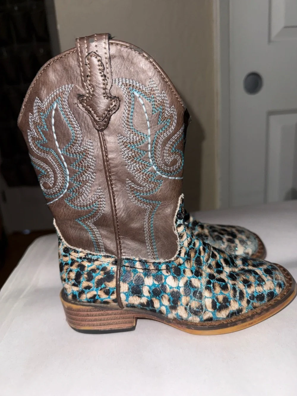 Roper girls' boots featuring a turquoise glitter leopard square toe size 9